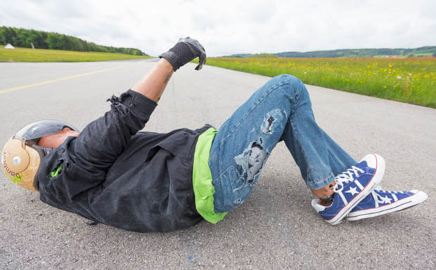 Sturz mit dem Motorroller Sturz mit dem Motorroller