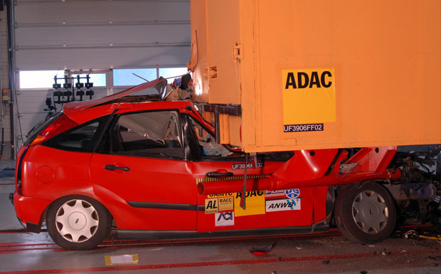 ADAC-Crashtest zum Unterfahrschutz