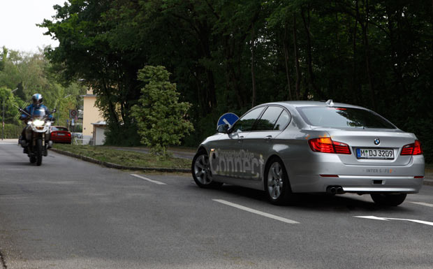 BMW testet Linksabbiegeassistent BMW testet Linksabbiegeassistent
