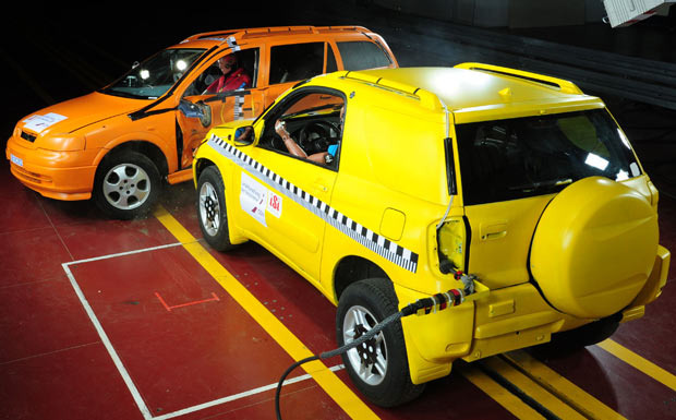 Crashtest mit SUV Crashtest mit SUV