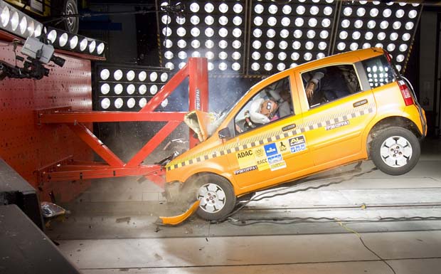 ADAC Crashtest Disco Baum