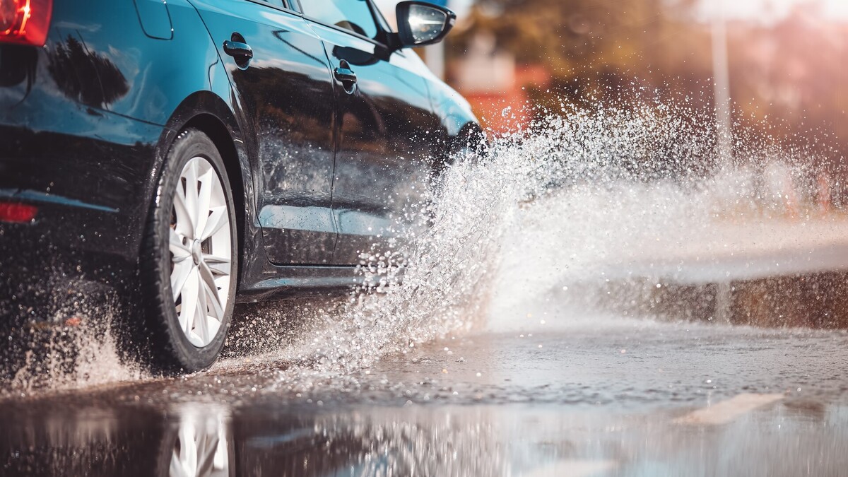 Wasser macht die Straße rutschig