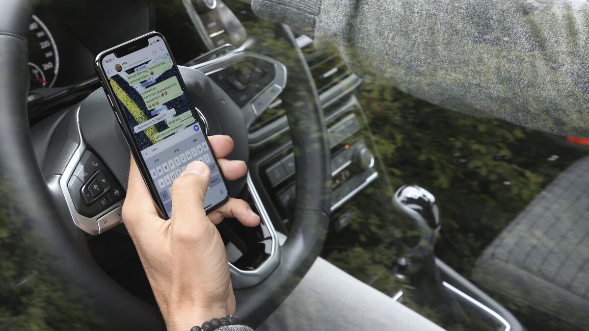 Die Polizei kontrolliert Anfang Oktober besonders genau, ob Autofahrer abgelenkt sind Die Polizei kontrolliert Anfang Oktober besonders genau, ob Autofahrer abgelenkt sind