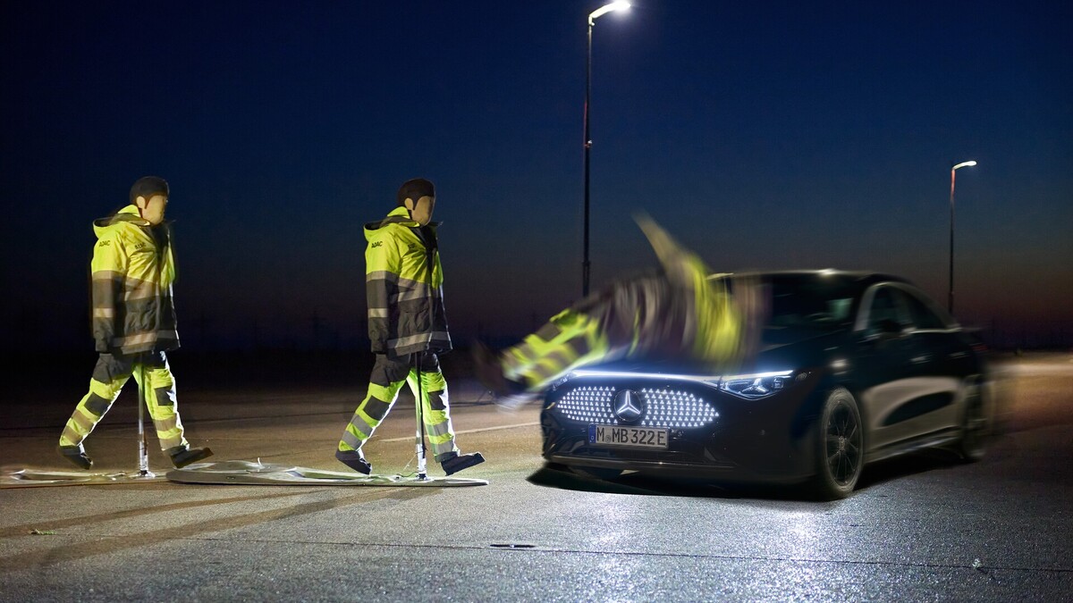 Ein Straßenwachtfahrer würde in seiner Kleidung von einem Notbremsassistenten in der Nacht übersehen werden. Ein Straßenwachtfahrer würde in seiner Kleidung von einem Notbremsassistenten in der Nacht übersehen werden.