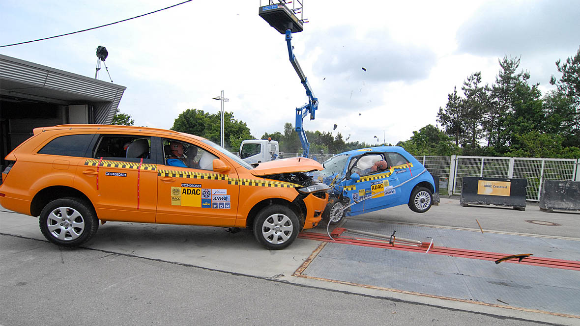 ADAC Crashtest Audi Q7 gegen Fiat 500 ADAC Crashtest Audi Q7 gegen Fiat 500