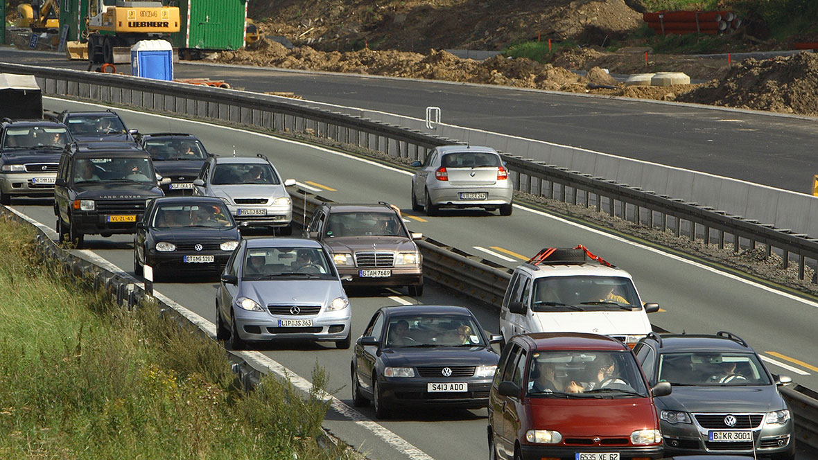 Kann doppelt eng werden: Ist ein Auto breiter als zwei Meter, droht beim Überholen auf der linken Spur in einer Autobahnbaustelle Leitplankenkontakt und Bußgeld. Kann doppelt eng werden: Ist ein Auto breiter als zwei Meter, droht beim Überholen auf der linken Spur in einer Autobahnbaustelle Leitplankenkontakt und Bußgeld.