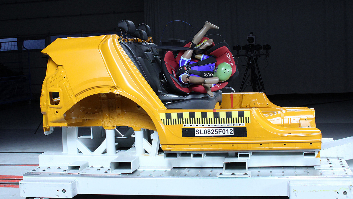 Der Kindersitz von Reecle wird nur noch von einem Zusatzgurt gehalten. Der Kindersitz von Reecle wird nur noch von einem Zusatzgurt gehalten.