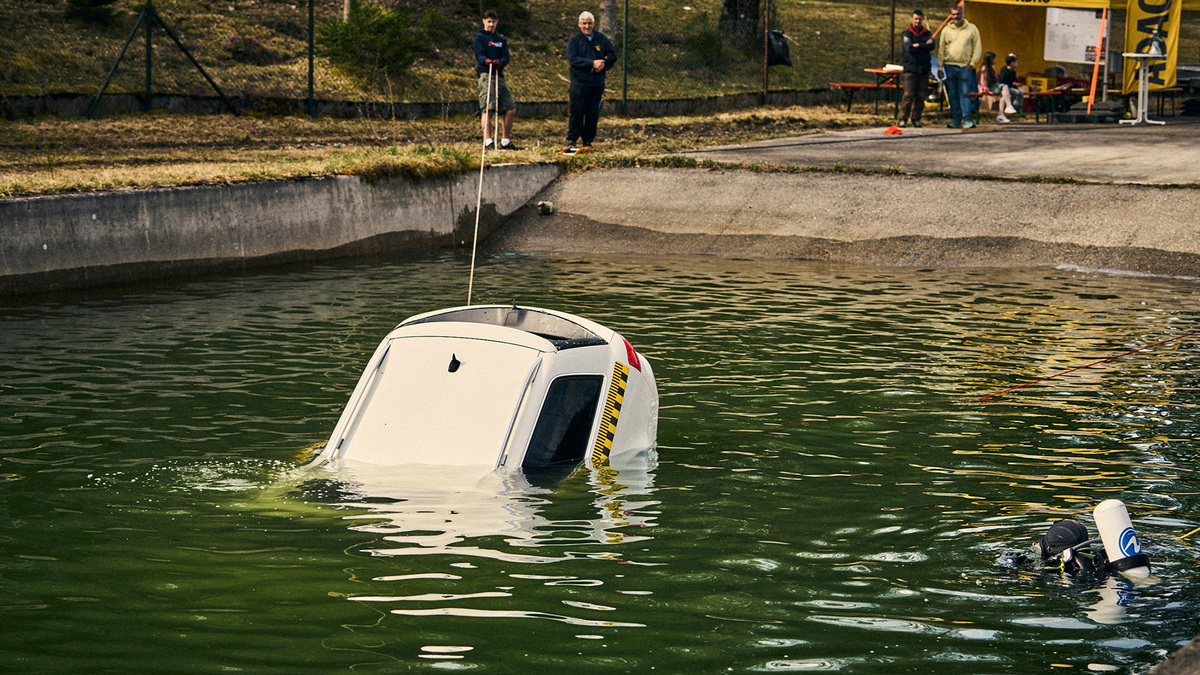 Auto_im_Wasser_ADAC_Test_Fotograf_Rasmus_Kaessmann_HD