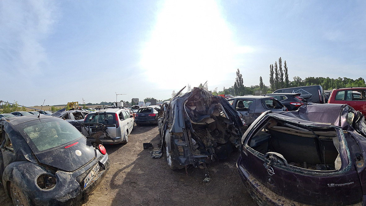 Autos Flutkatastrophe Sammelbesichtigungsplatz Autos Flutkatastrophe Sammelbesichtigungsplatz