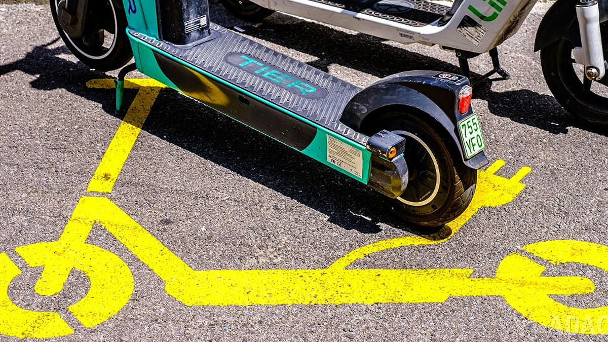 E-Scooter mit Logo auf dem Asphalt E-Scooter mit Logo auf dem Asphalt