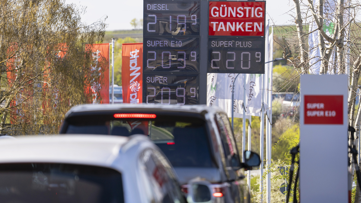«Günstig Tanken» steht auf einer Anzeigetafel mit den aktuellen Spritpreisen an einer Tankstelle im Landkreis Alzey-Worms. Die Einigung auf eine Waffenruhe im Iran gibt Hoffnung in Sachen Spritpreis. Foto: Andreas Arnold/dpa