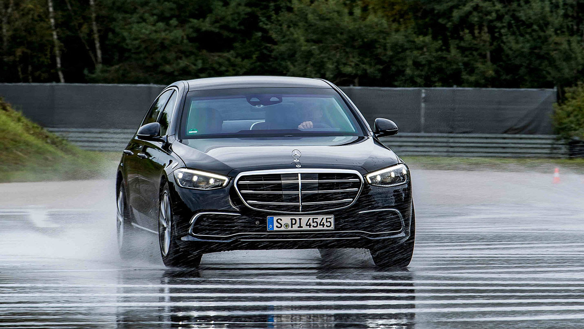 Mercedes Wasserdurchfahrt
