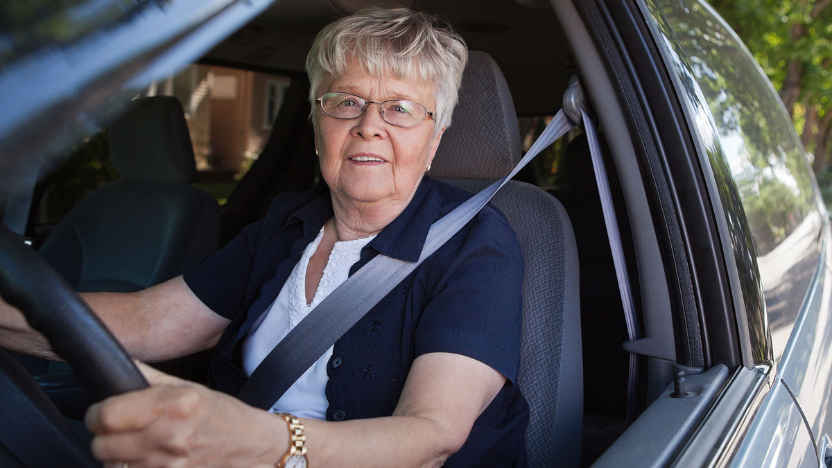 Seniorin Straßenverkehr Seniorin Straßenverkehr