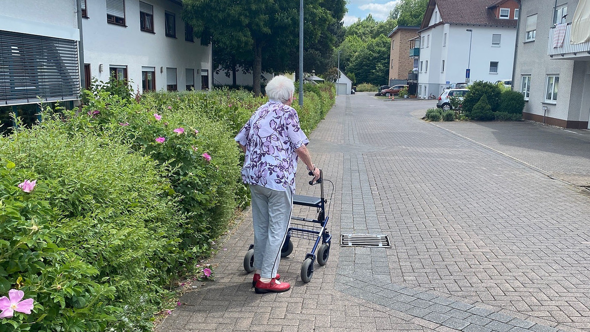 Seniorin Rollator Straßenverkehr Unfälle Seniorin Rollator Straßenverkehr Unfälle