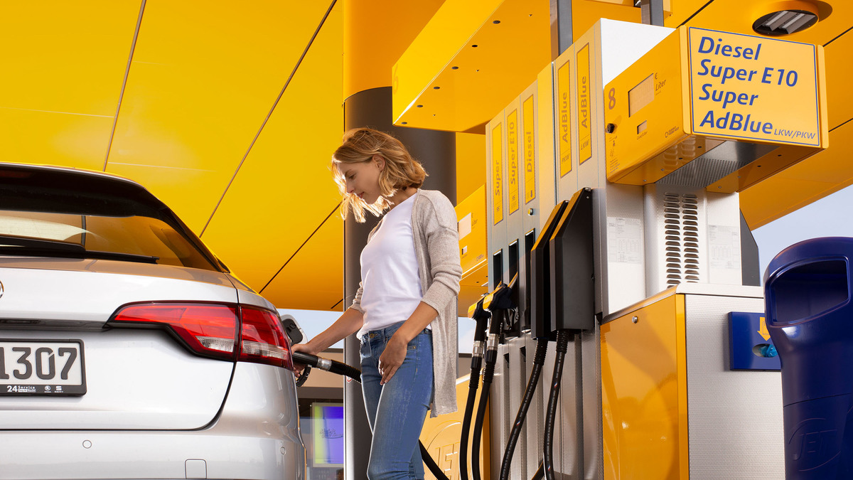 Tanken an einer JET-Tankstelle Tanken an einer JET-Tankstelle