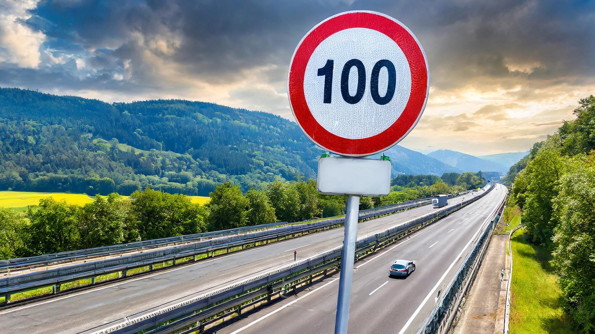 Ein Schild, das die Geschwindigkeit auf einer Autobahn begrenzt. Ein Schild, das die Geschwindigkeit auf einer Autobahn begrenzt.