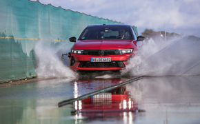 Im Test sind neun Sommerreifen der Dimension 225/45 R17, getestet auf Opel Astra 1.2T