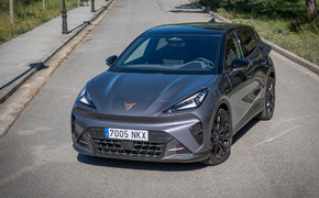 Cupra Raval stehend von vorn auf einer leeren Straßen in Spanien fotografiert