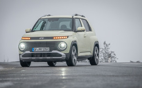 Hyundai Inster (49 kWh) auf dem Feldberg im Taunus bei Winterwetter mit eingeschaltetem Licht und Warnblinkanlage