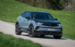 Opel Mokka GSE steht auf einem einsamen Teerstreifen und wurde von vorn fotografiert.