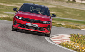 Im Test sind neun Sommerreifen der Dimension 225/45 R17, hier der Opel Astra beim Trocken-Handling in der Kurvenfahrt.