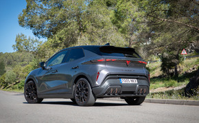 Cupra Raval von weit unten in der Heckansicht auf einer Betonstraße fotografiert