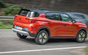 Mitzieher vom Opel Frontera Electric leicht von hinten