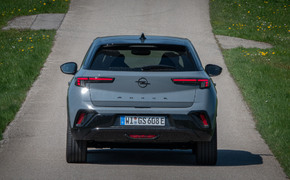 Opel Mokka GSE von hinten fotografiert, Opel ist in mausgrau lackiert