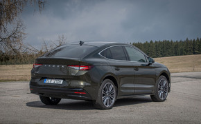 Skoda Enyaq Facelift von hinten stehend fotografiert