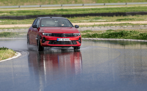 Im Test sind neun Sommerreifen der Dimension 225/45 R17, hier im Foto beim Nass-Handlin-Fahren