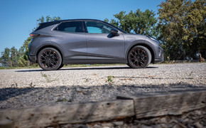 Foto des Cupra Raval VZ in Fjordblau in der Seitenansicht