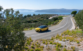 Opel Astra fahrend von weiter Ferne von vorn in Kroatien aufgenommen.