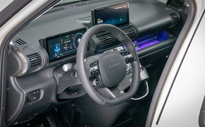 Foto von außen auf das Lenkrad des Hyundai Inster durch die Fahrertür