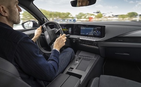 Innenaufnahme während der fahrt mit einem Opel AStra