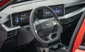 Cockpitfoto des Opel Frontera Electric durch die Fahrertür aufgenommen