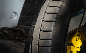 Detailfoto vom Reifen und der Bremsenplage des Opel Mokka GSE