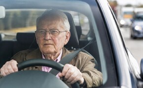 Ein Auto zu fahren, kann mit zunehmendem Alter zur Herausforderung werden. Autos sollten deshalb Senioren unterstützen statt zu überfordern.