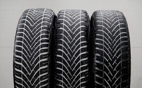 Der ADAC hat unterschiedlich stark abgefahrene Reifen getestet