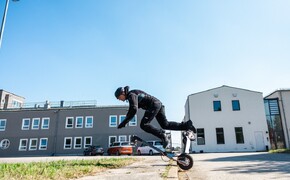 Eine Bordsteinkante kann angesichts der kleinen Räder von E-Scootern leicht einen Unfall provozieren