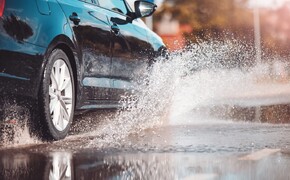 Wasser macht die Straße rutschig