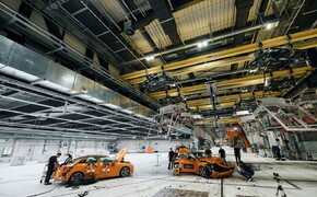 Nach dem Crash: Mercedes-Techniker untersuchen und analysieren die Folgen des 56-km/h-Aufpralls