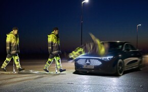 Ein Straßenwachtfahrer würde in seiner Kleidung von einem Notbremsassistenten in der Nacht übersehen werden.