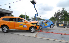 ADAC Crashtest Audi Q7 gegen Fiat 500 ADAC Crashtest Audi Q7 gegen Fiat 500