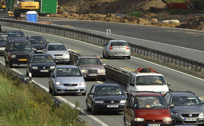 Kann doppelt eng werden: Ist ein Auto breiter als zwei Meter, droht beim Überholen auf der linken Spur in einer Autobahnbaustelle Leitplankenkontakt und Bußgeld. Kann doppelt eng werden: Ist ein Auto breiter als zwei Meter, droht beim Überholen auf der linken Spur in einer Autobahnbaustelle Leitplankenkontakt und Bußgeld.