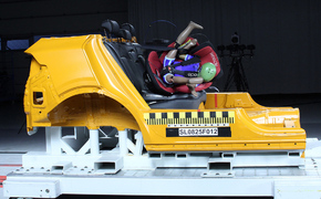 Der Kindersitz von Reecle wird nur noch von einem Zusatzgurt gehalten.