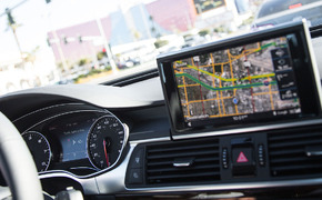 Kurz vorm Grünen Licht: Audi hat seinen Ampelassistent bereits in Berlin und Verona getestet. Die Serienreife naht. Kurz vorm Grünen Licht: Audi hat seinen Ampelassistent bereits in Berlin und Verona getestet. Die Serienreife naht.