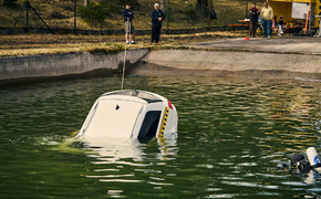 Auto_im_Wasser_ADAC_Test_Fotograf_Rasmus_Kaessmann_HD