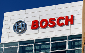 Der Schriftzug und das Logo der Robert Bosch GmbH ist an einer Niederlassung vom Unternehmen in München (Bayern) zu sehen. Bosch ist ein deutscher Technologiekonzern mit Sitz in Stuttgart, der unter anderem als Automobilzulieferer, als Hersteller von Industrietechnik, von Gebrauchsgütern (Elektrowerkzeuge, Haushaltsgeräte) sowie von Energie- und..