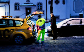 ADAC Gelber Engel Pannenhilfe Straßenwacht Batterie ADAC Gelber Engel Pannenhilfe Straßenwacht Batterie