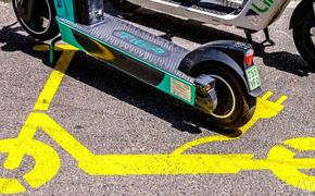 E-Scooter mit Logo auf dem Asphalt